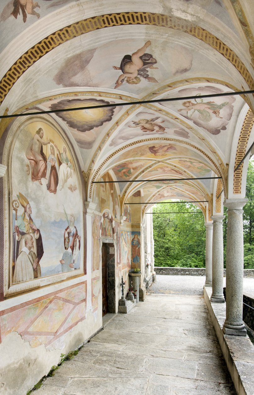 Vista de los frescos y el pórtico, Iglesia de Santi Nazaro e Celso, Lanzo D