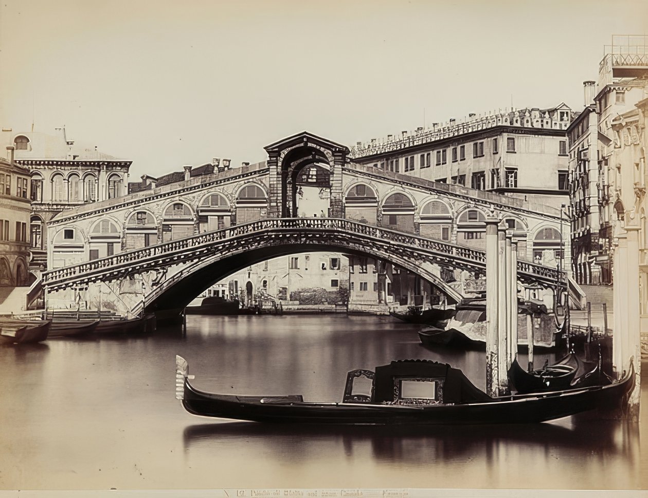 Vista del Gran Canal con el Puente de Rialto en Venecia. Ca. 1865-1875 de Carlo Naya