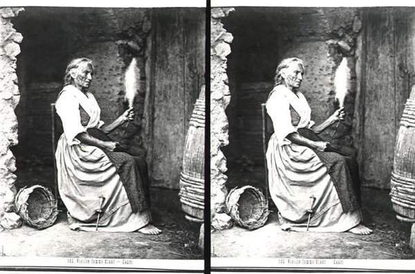 Vieja Mujer Hilando, Capri, c.1865 (foto en b/n) de Carlo Naya