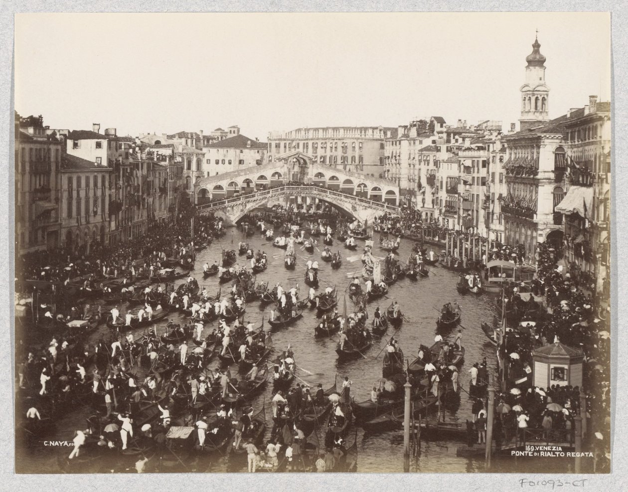 Regata de góndolas en el Gran Canal de Venecia, a la altura del puente de Rialto de Carlo Naya