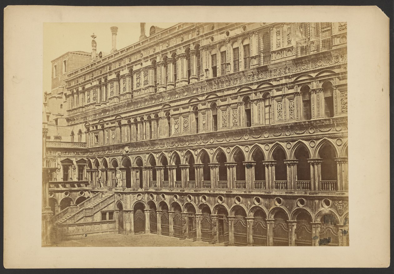 Ala oeste del Patio del Palacio Ducal de Carlo Ponti