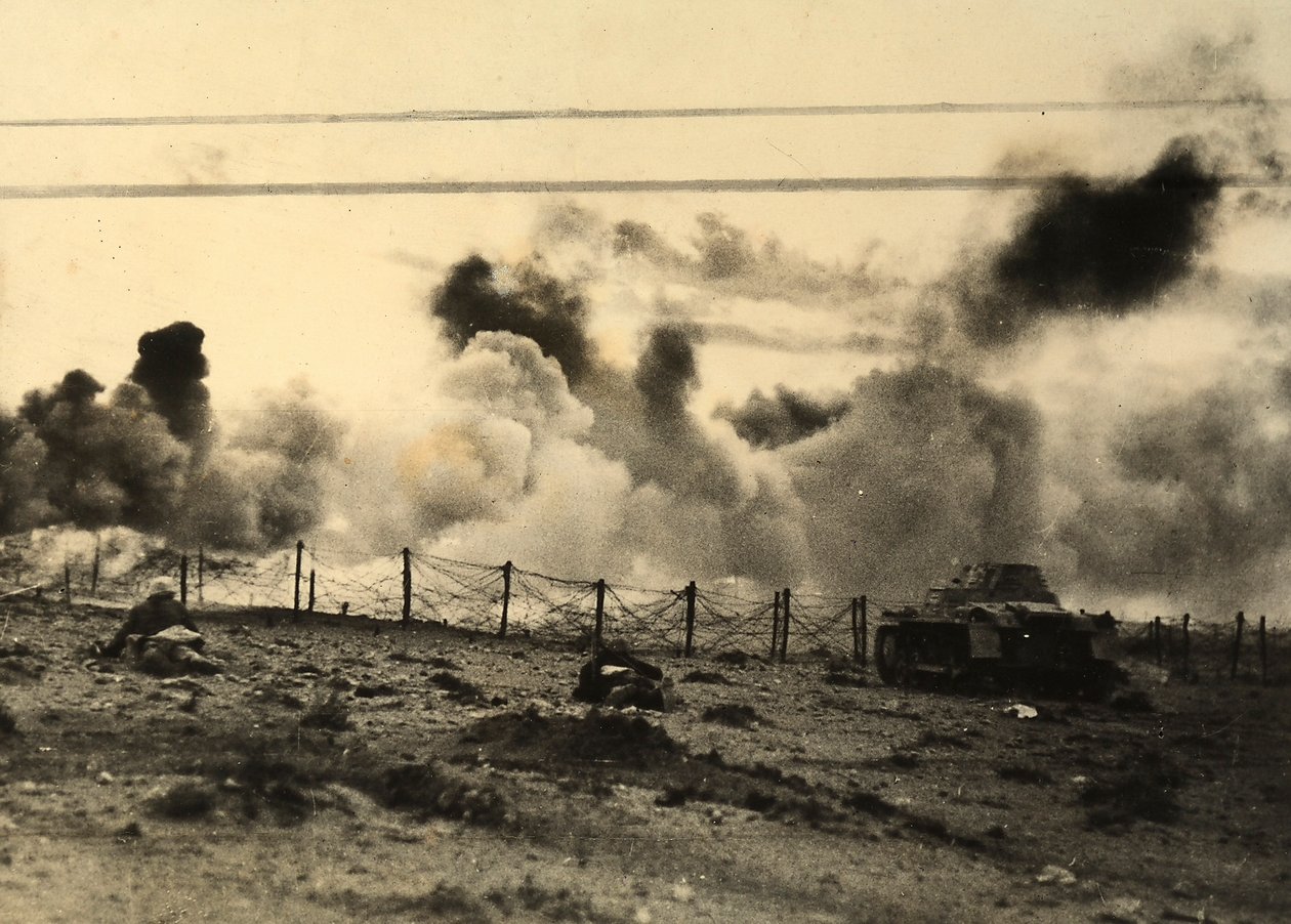 Segunda Guerra Mundial: Soldados alemanes avanzan hacia las líneas británicas en Tobruk, Libia (foto en b/n) de Carlo Salvatori