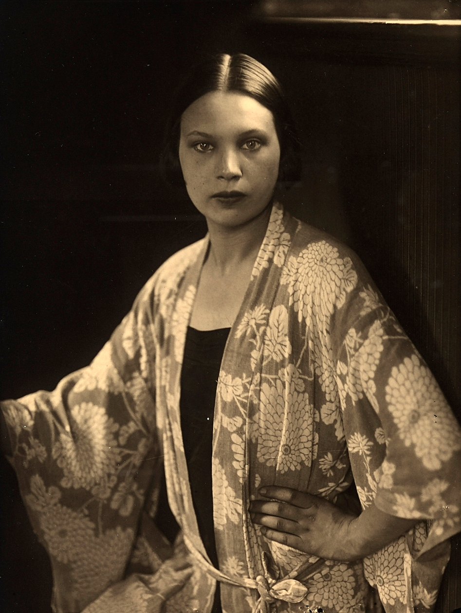 Retrato de medio cuerpo de Wanda Wulz con un kimono de Carlo Wulz