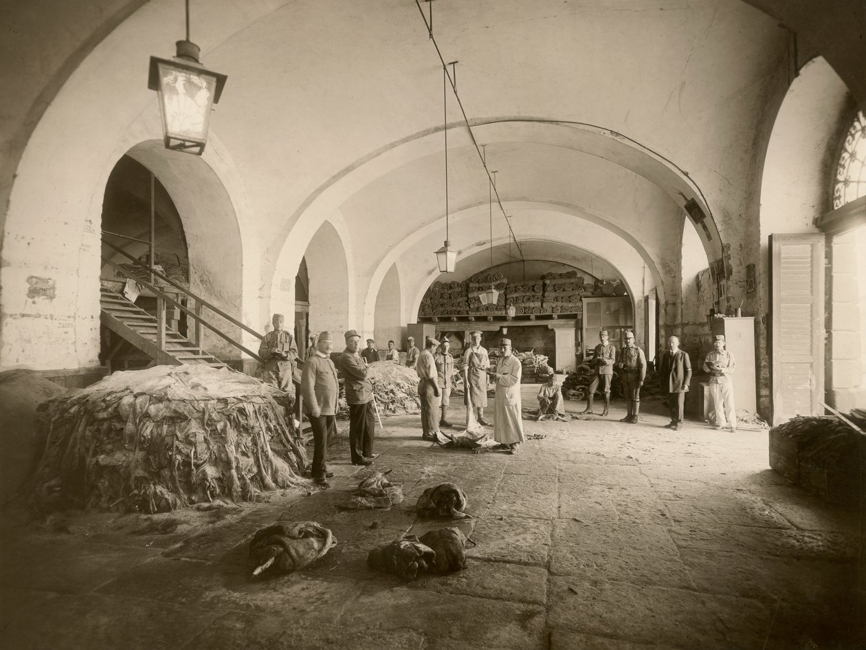 Interior del depósito militar de cuero, durante la Gran Guerra de Carlo Wulz