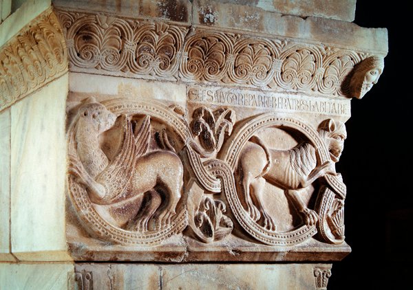 Capitel con tallas de entrelazados y grifos de Catalan School