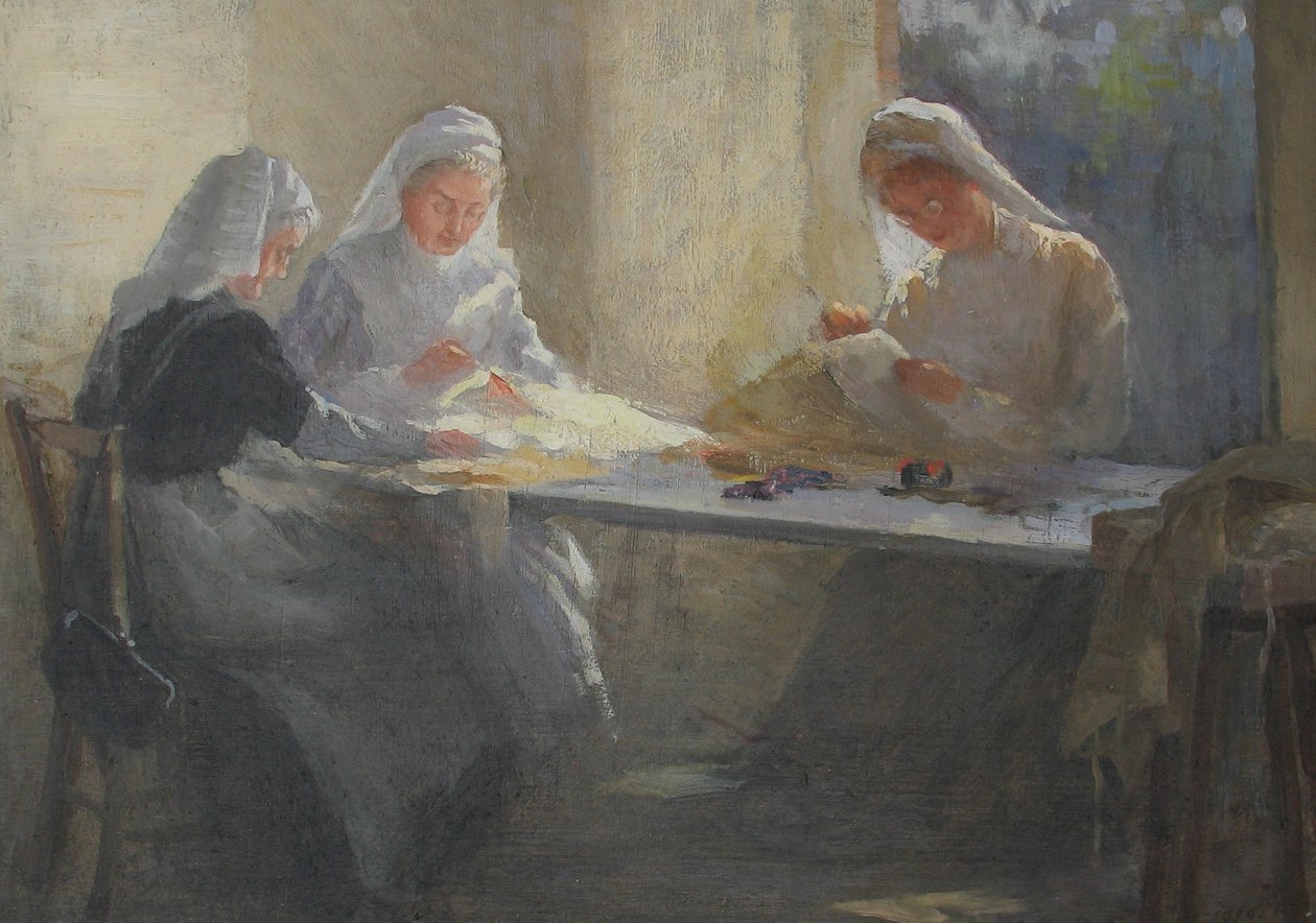 Depósito de suministros del hospital de guerra de Kensington (Kensington Square), tres enfermeras sentadas en una mesa cosiendo, c.1916 de Catherine Ouless