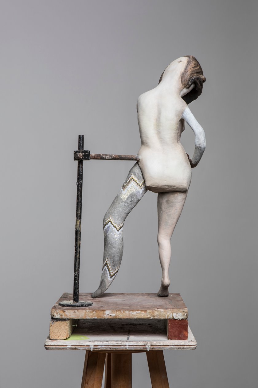 Muñeca Degas 3, 2017 (resina pintada, acero, madera) de Cathie Pilkington