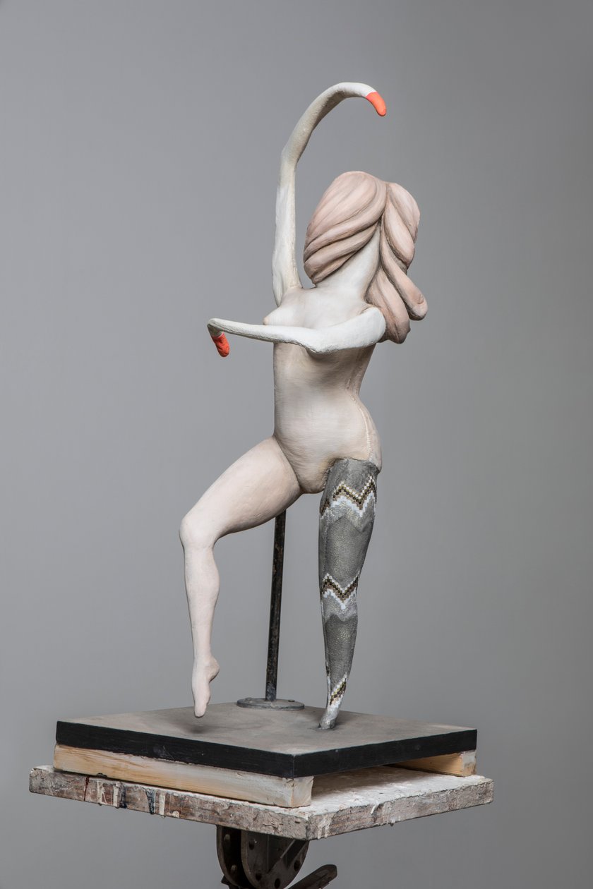 Muñeca Degas 4, 2017 (resina pintada, acero, madera) de Cathie Pilkington
