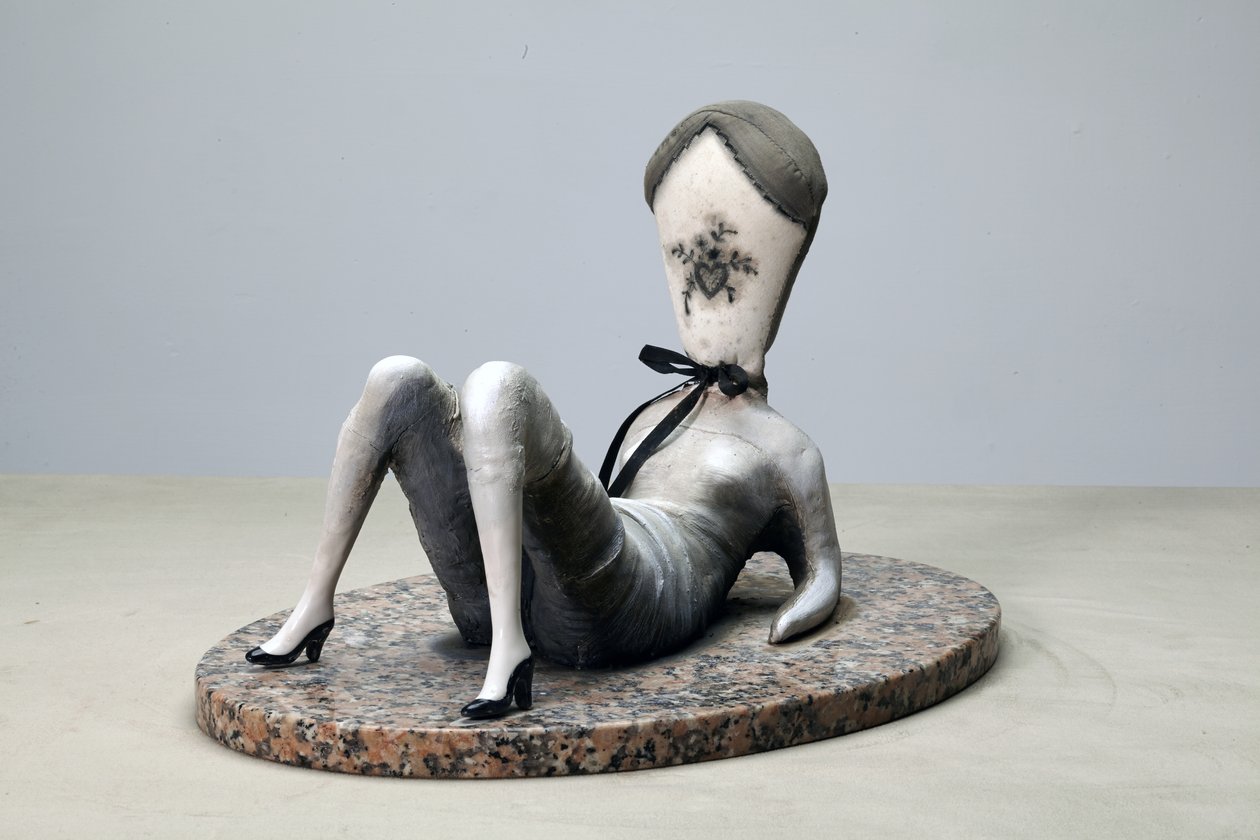 Dirty Love Pillow, 2014 (tela, arcilla, pintura sobre granito) de Cathie Pilkington