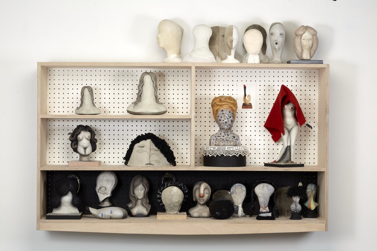 Head Case, 2016 (escayola, madera, cuero, manta, rotulador, pintura al óleo, tela, espejos, tablero de clavijas, MDF). de Cathie Pilkington