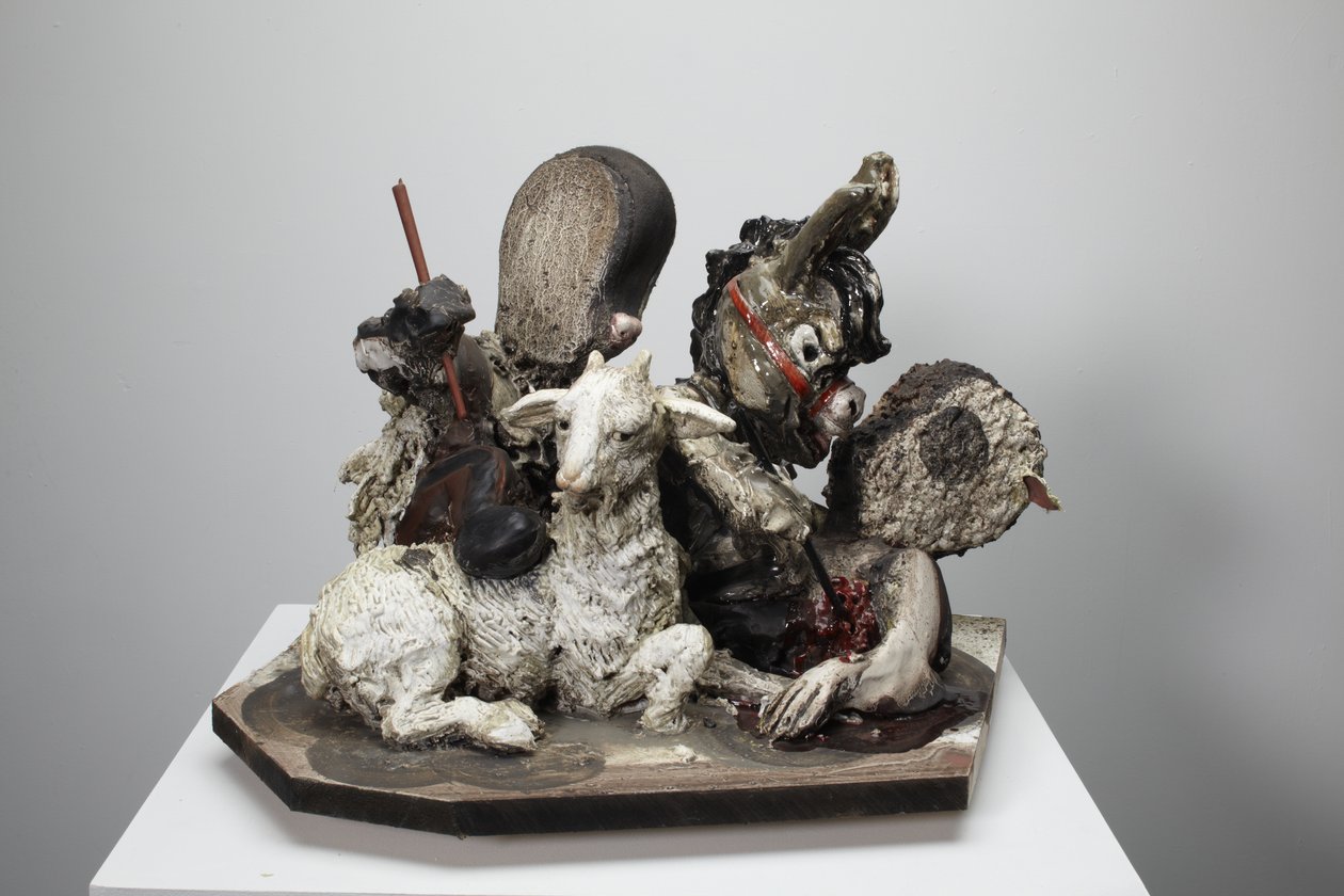 Help Is On Its Way, 2010 (madera, yeso, arcilla, tela, pintura) de Cathie Pilkington