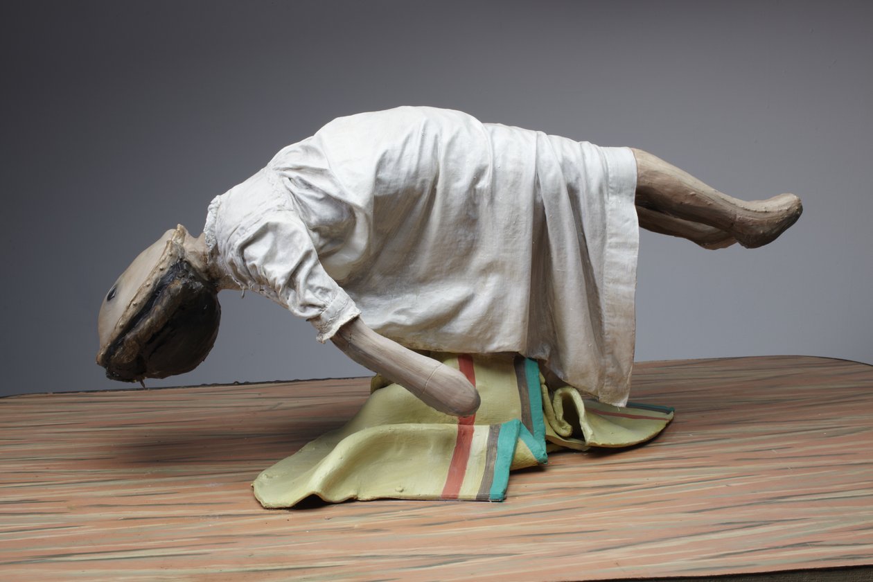 Muñeca que levita, 2010 (madera, acero, arcilla, tela, linóleo, pintura) de Cathie Pilkington