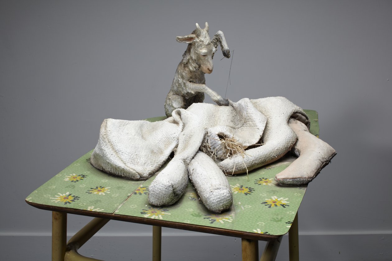 Madre, 2010 (madera, manta, paja, arcilla, linóleo, acero, pintura) de Cathie Pilkington