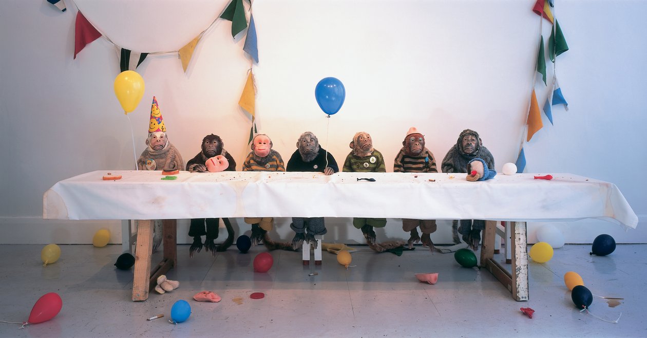 Singerie, 2004 (jesmonita, piel, lana, madera, accesorios de fiesta) de Cathie Pilkington