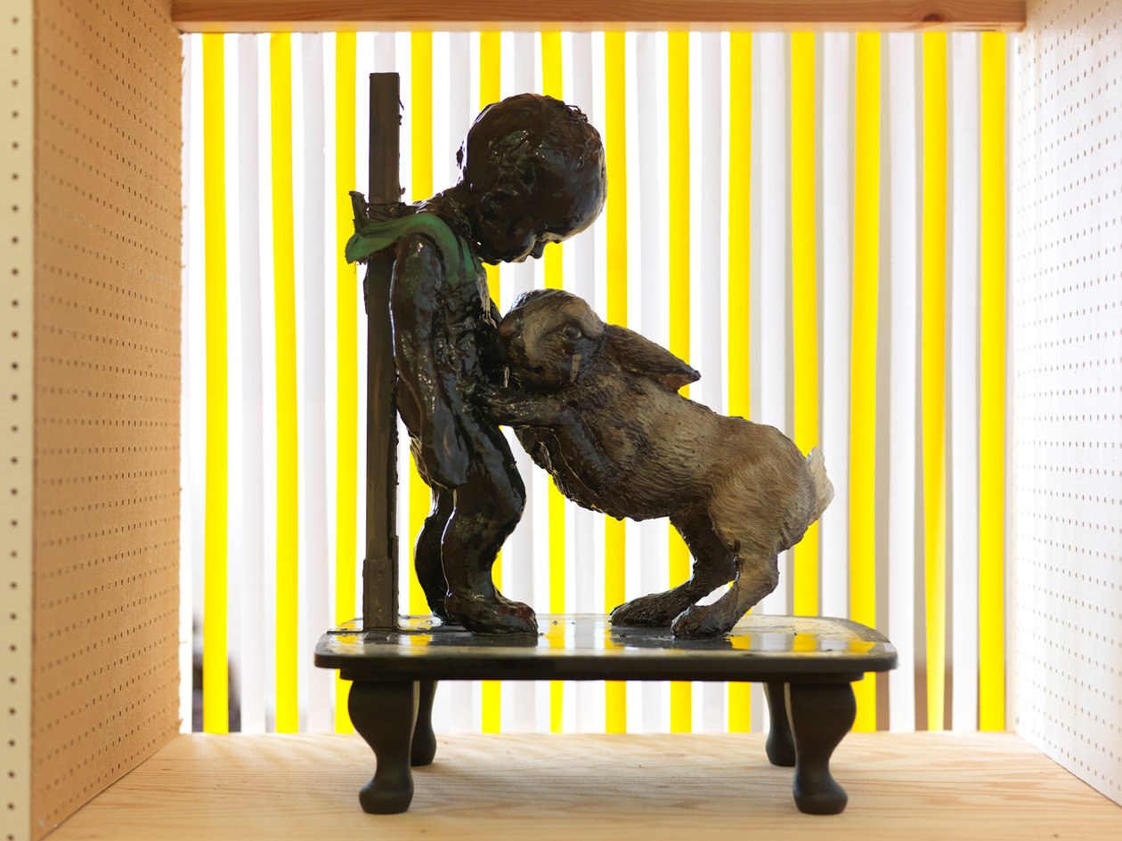 La maravillosa historia del bebé de alquitrán, 2010 (madera, arcilla, tela, pintura) de Cathie Pilkington