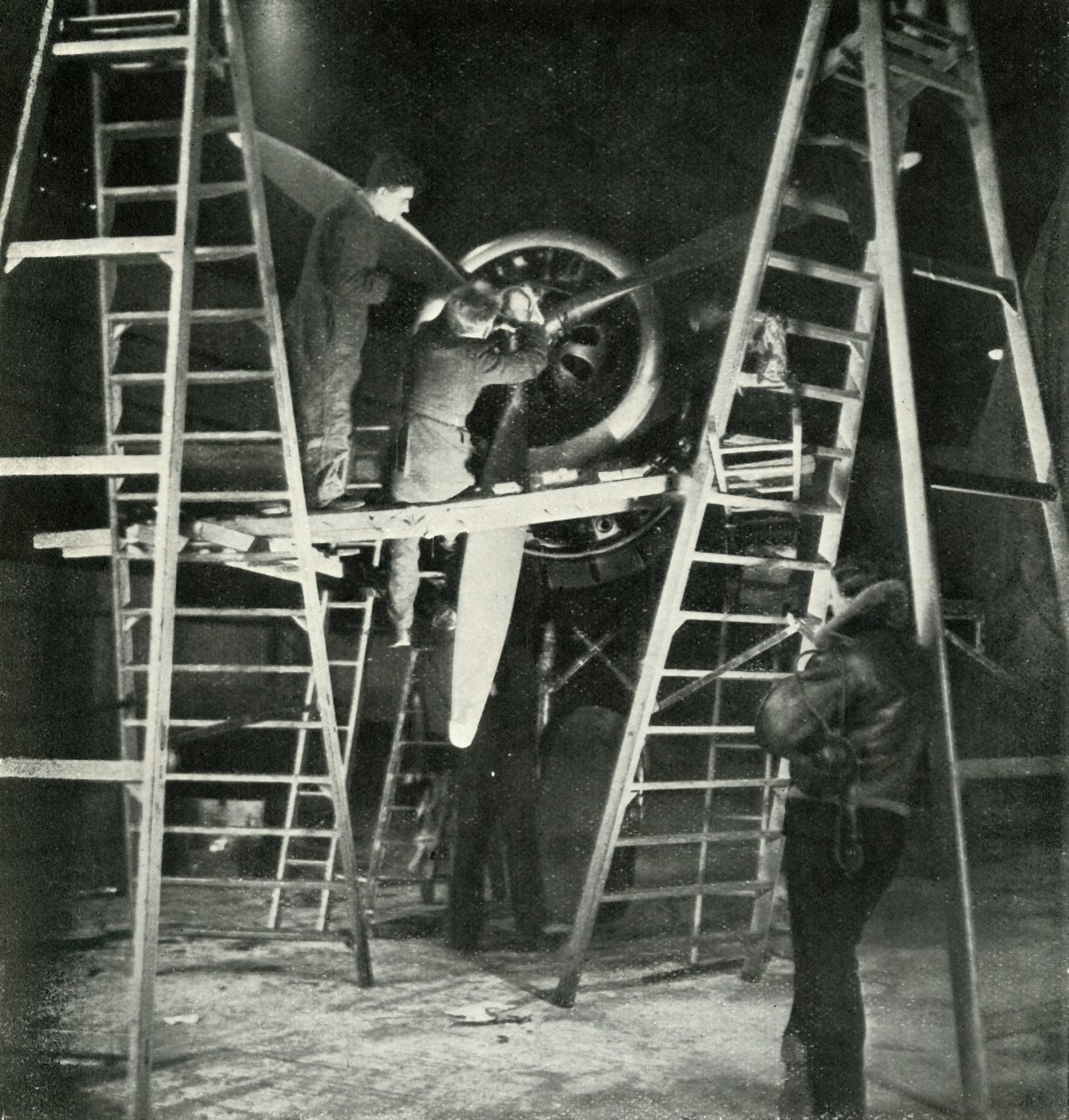Mecánica de vuelo, también un oficio de la W.A.A.F., c1943 de Cecil Beaton
