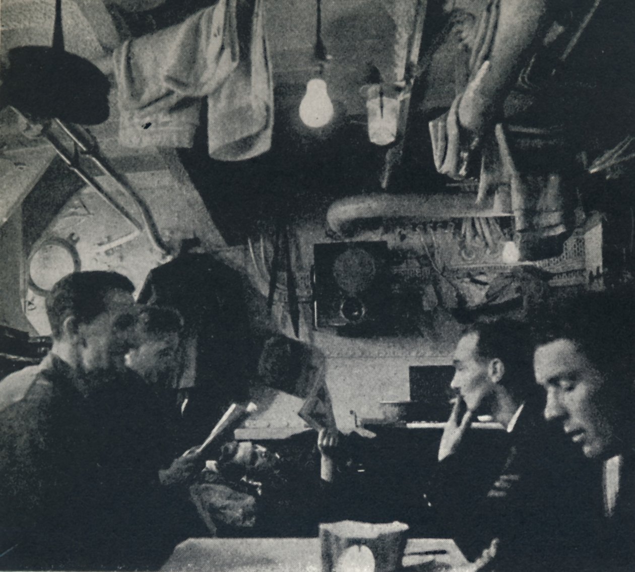Uso funcional del espacio en la cubierta de la cantina de Cecil Beaton