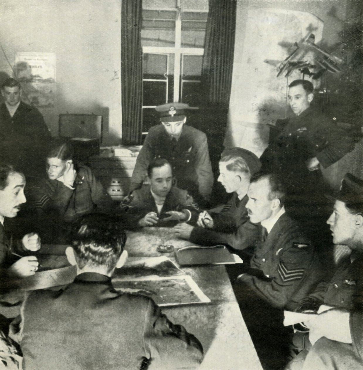 Interrogatorio de tripulaciones aéreas, W.A.A.F. ayuda en este trabajo, c1943 de Cecil Beaton