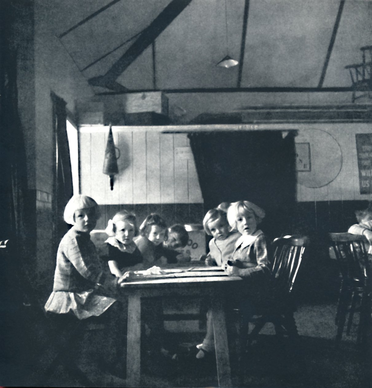 Lecciones para niños de Londres en el salón del pueblo, 1941 de Cecil Beaton
