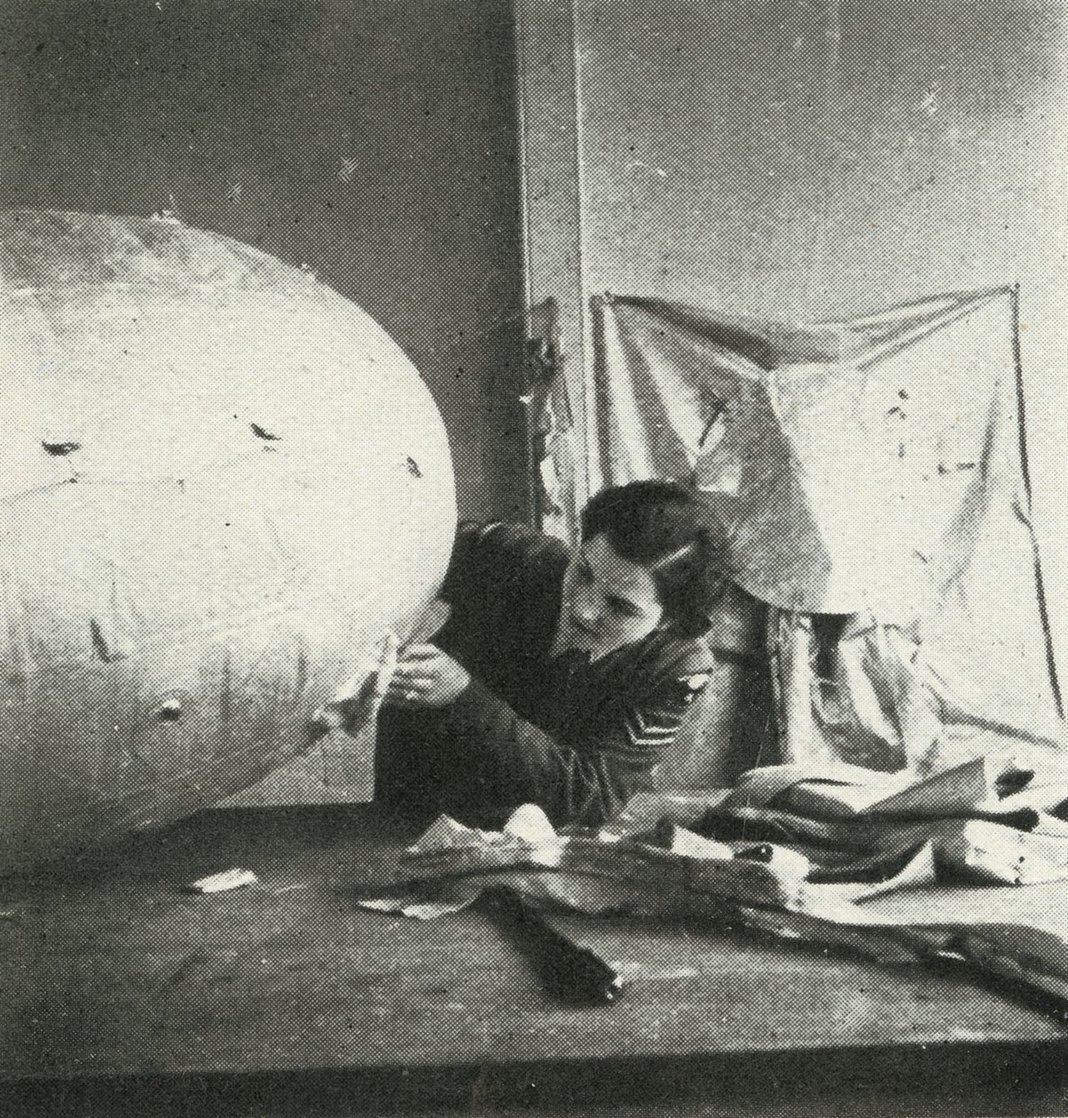 Reparación de globos de barrera de Cecil Beaton