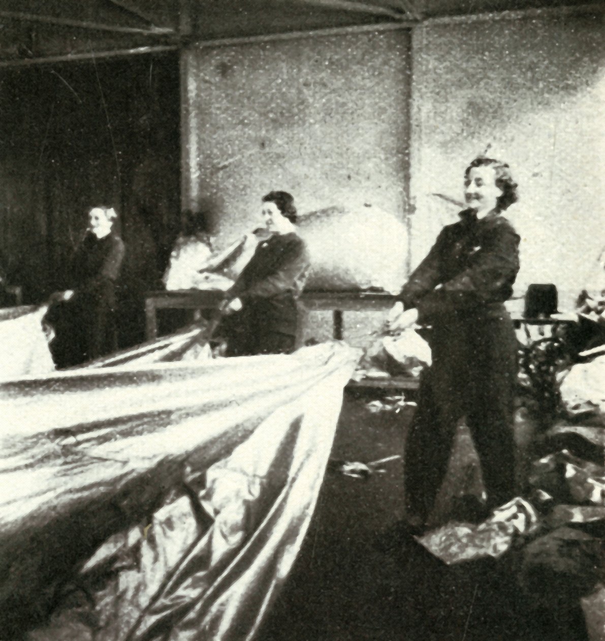Reparando globos de barrera, c1943 de Cecil Beaton