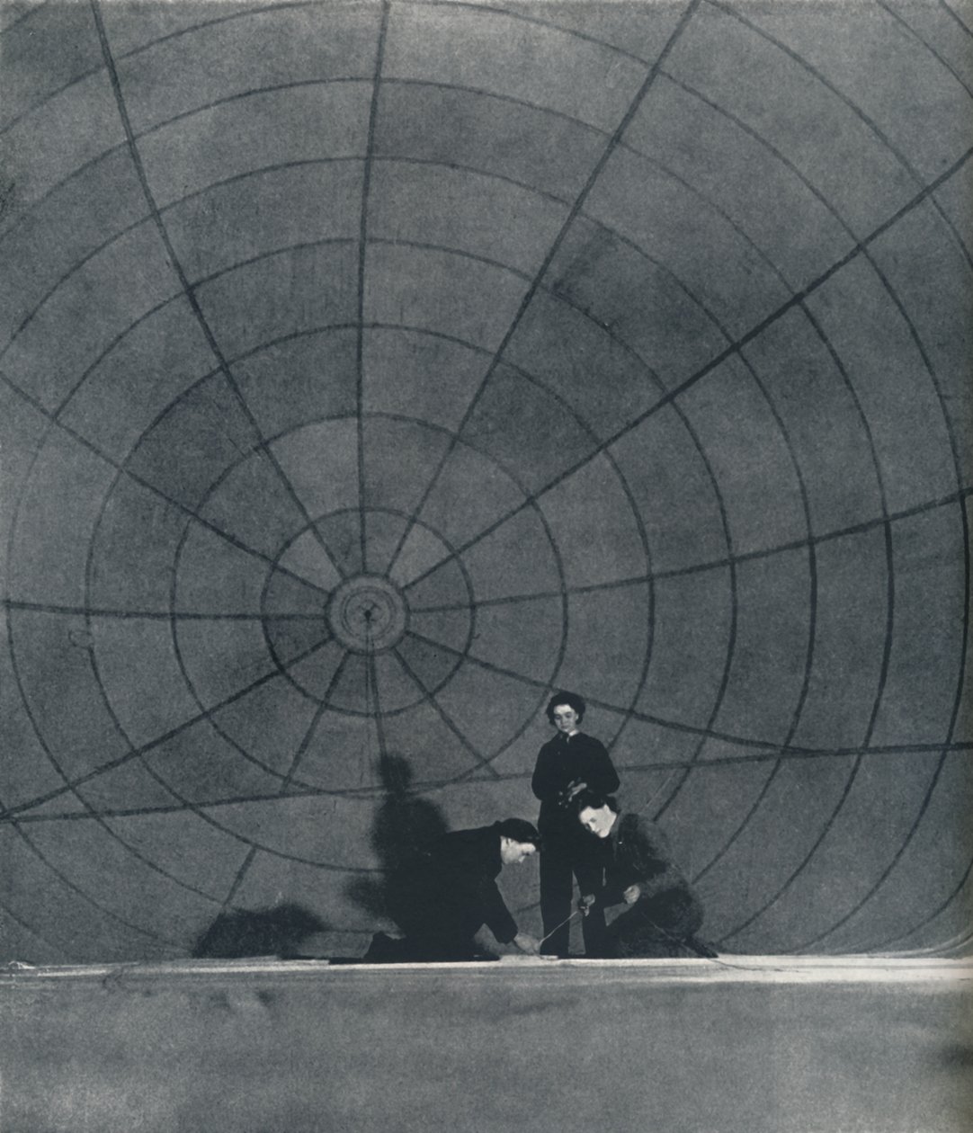 El web WAAFS trabajando en un globo, 1941 de Cecil Beaton