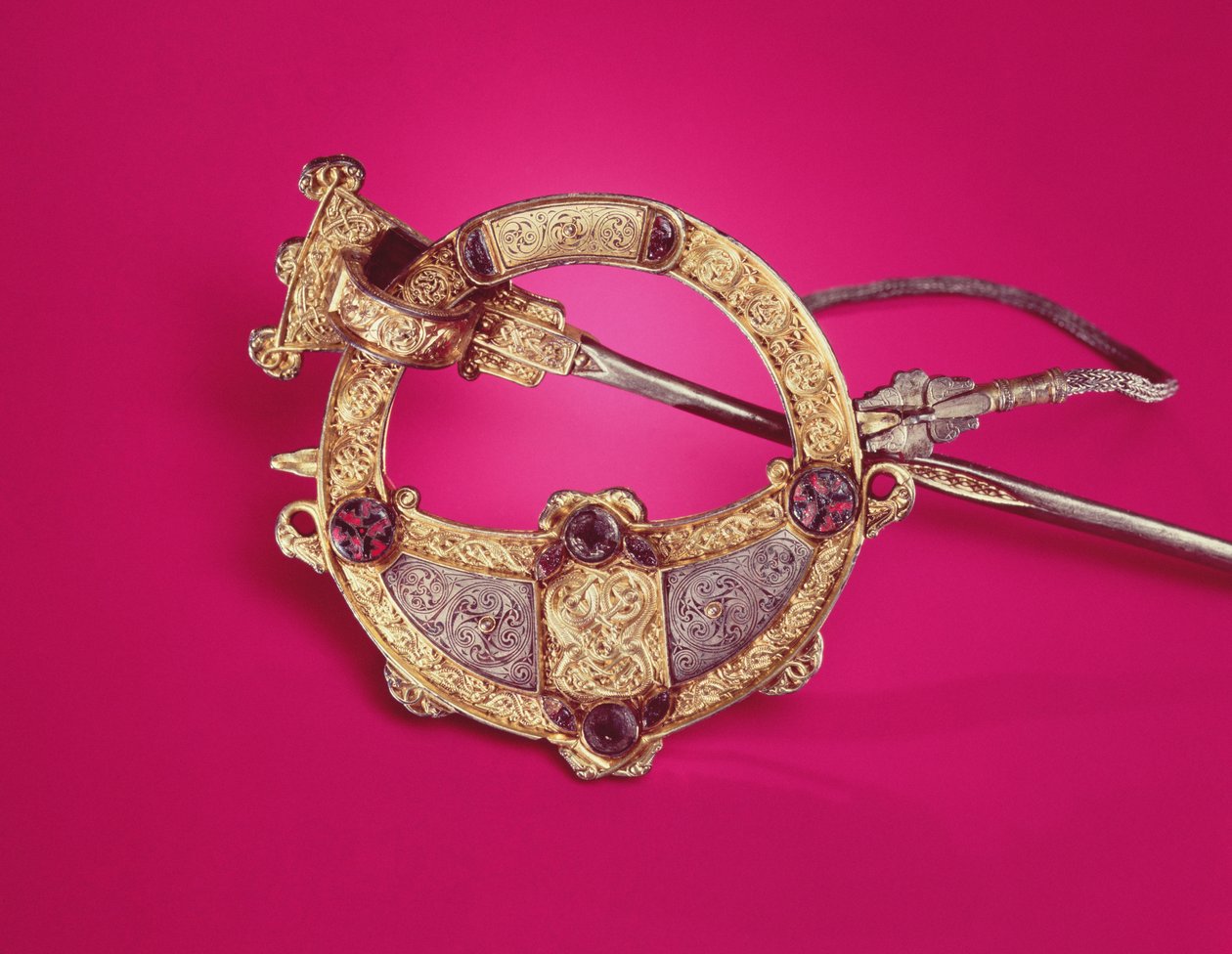 Reverso del Broche de Tara (plata fundida cubierta de lámina de oro, cuentas, oro, ámbar y vidrio) de Celtic