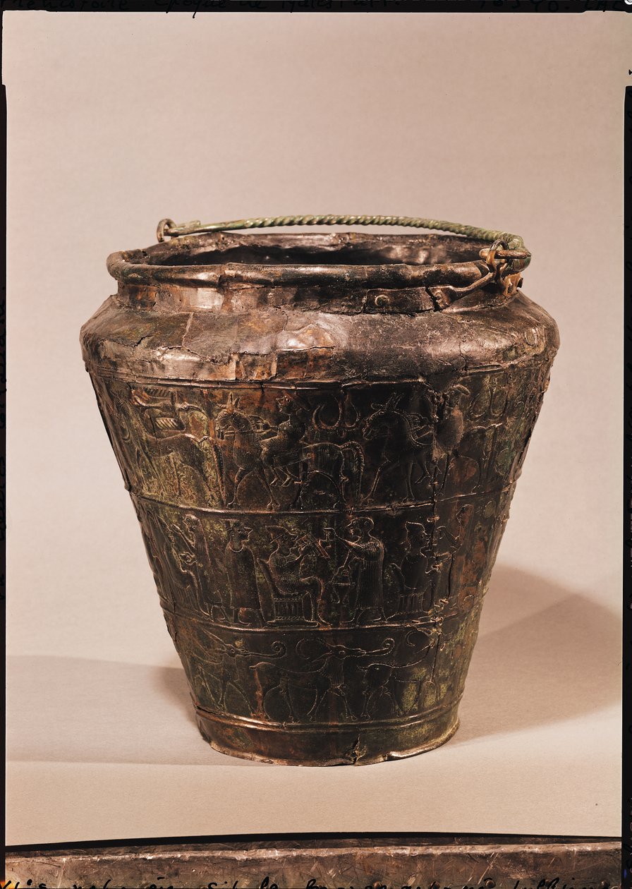 Situla con tres bandas decorativas en relieve (bronce) de Celtic