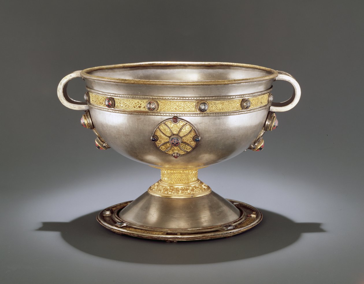El Cáliz de Ardagh, Reerasta, Condado de Limerick, principios del siglo VIII (plata con dorado en plata, esmalte, latón y bronce) de Celtic