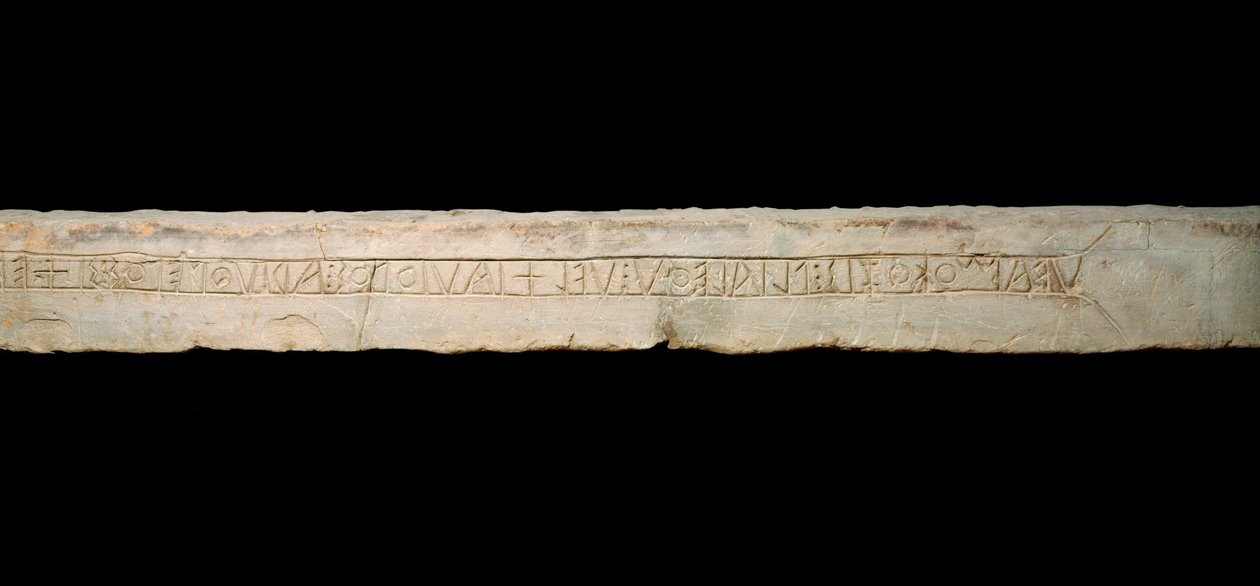 Arte celta: “tributo a las deidades” Inscripción grabada en alfabeto celta (Ogham). de la región de Como, Italia. Finales del siglo VI principios del siglo V a.C. Dim. 365x19x33 cm Como, Museo Cívico Arqueológico Paolo Giovio de Celtic