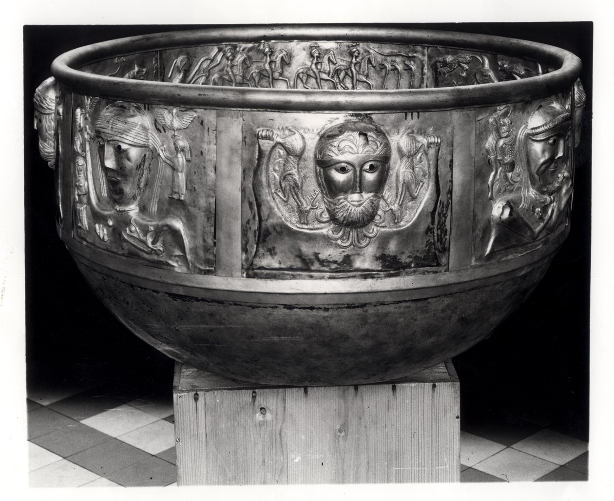 Réplica de tamaño completo del caldero de Gundestrup, original del siglo I a.C. de Celtic