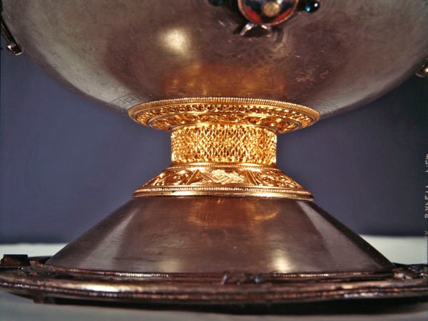 El Cáliz de Ardagh, Reerasta, Condado de Limerick (plata con dorado de plata, esmalte, latón y bronce) (detalle) de Celtic