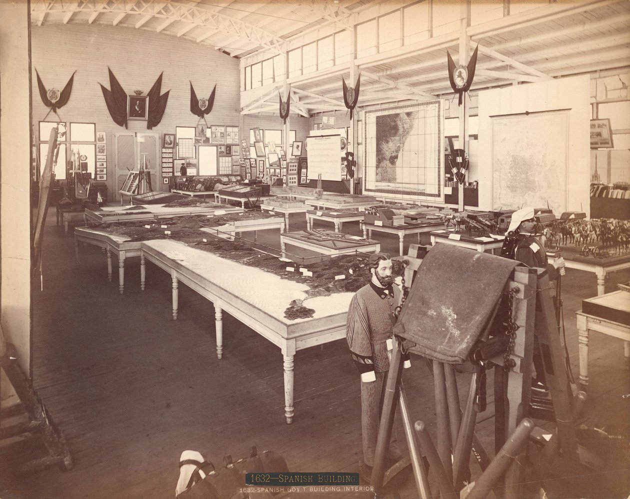 Interior del edificio del gobierno español, en la sección española de la Exposición del Centenario de Centennial Photographic Co.