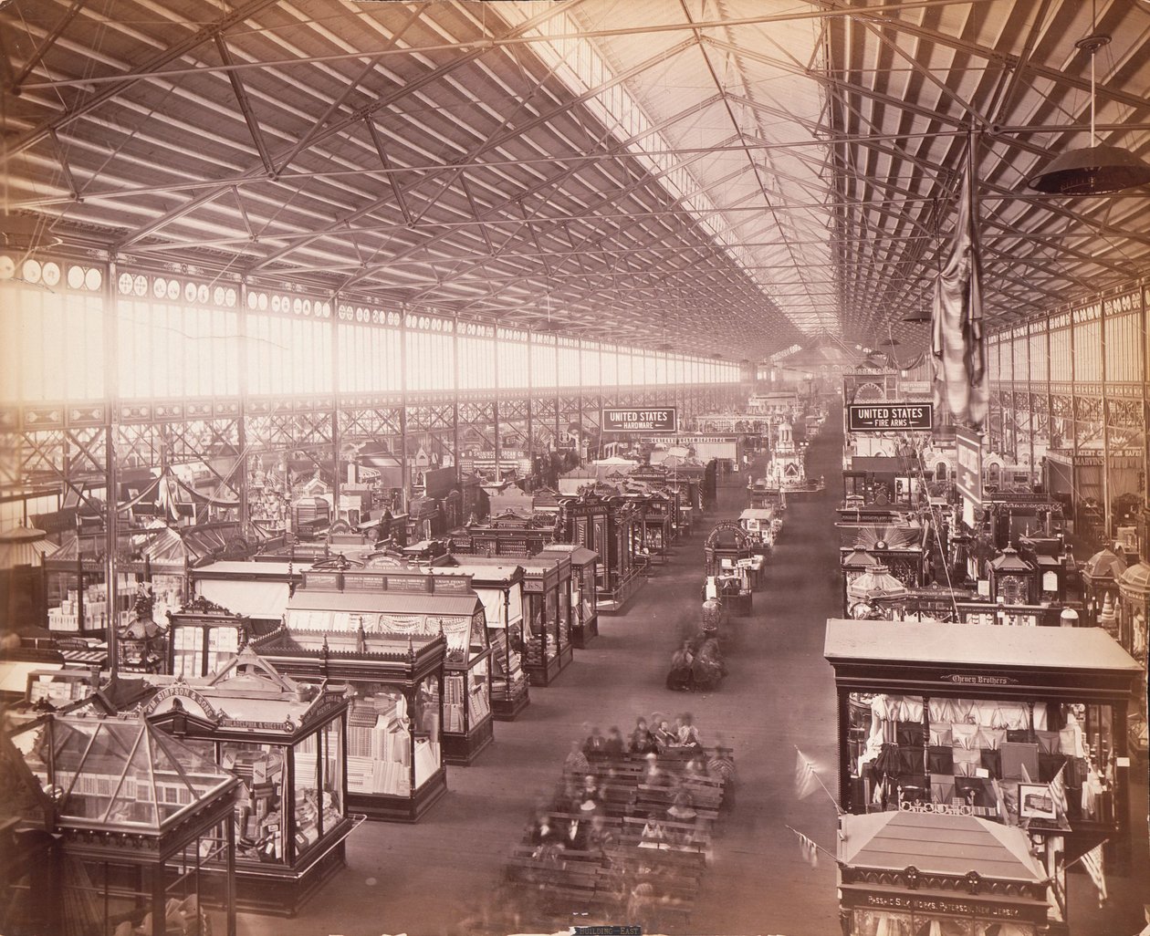 Edificio Principal, desde la galería este, Exposición del Centenario, Filadelfia de Centennial Photographic Co.
