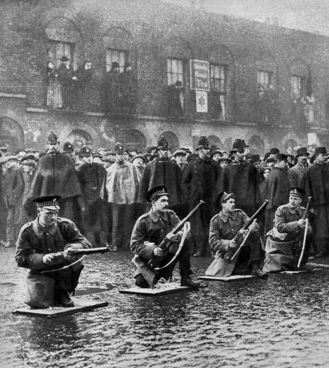 Enfrentamiento en Sidney Street, Stepney, Londres, 3 de enero de 1911 de Central Press