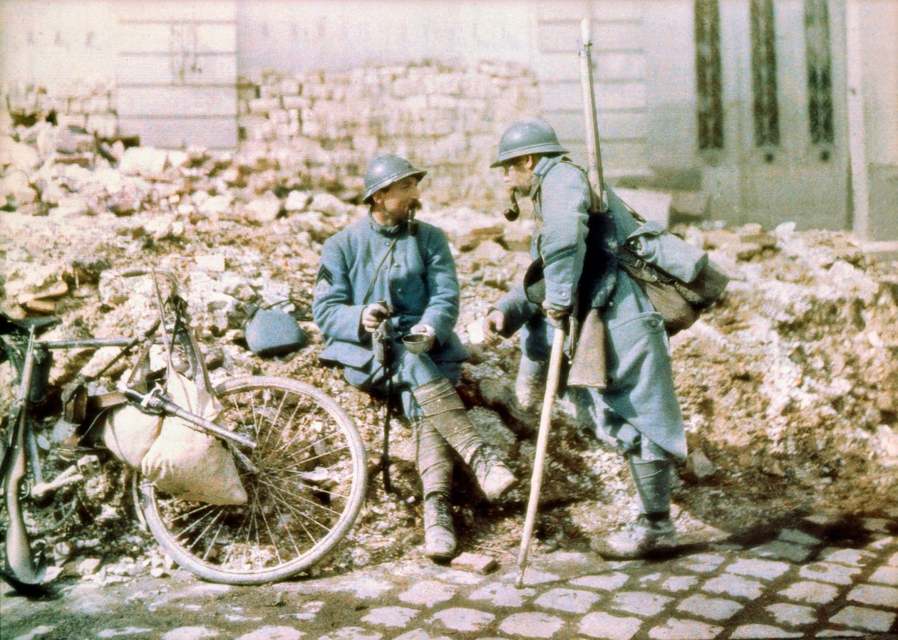 Dos soldados franceses en una ciudad bombardeada por la artillería alemana, Frente Occidental, Francia, c.1914-18 de Charles Adrien