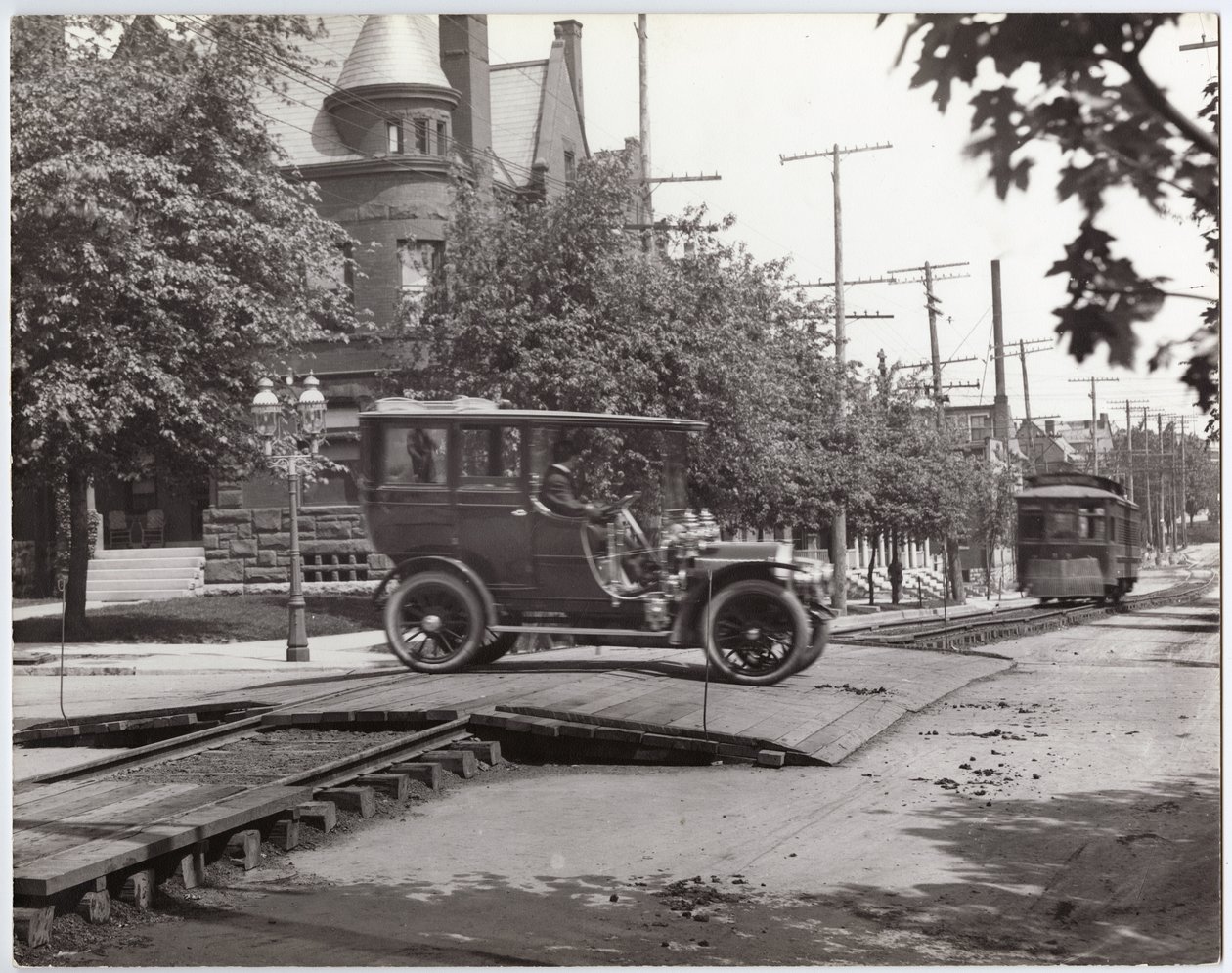 Limusina Packard cruzando las vías del tranvía en Lindell Boulevard y Boyle Avenue de Charles Clement Holt