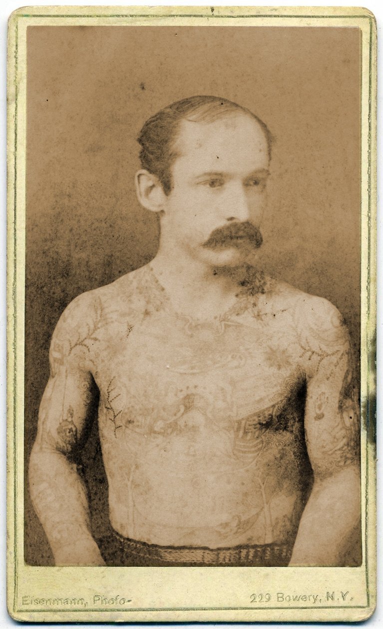 Tarjeta de gabinete de un hombre tatuado, c.1899 de Charles Eisenmann