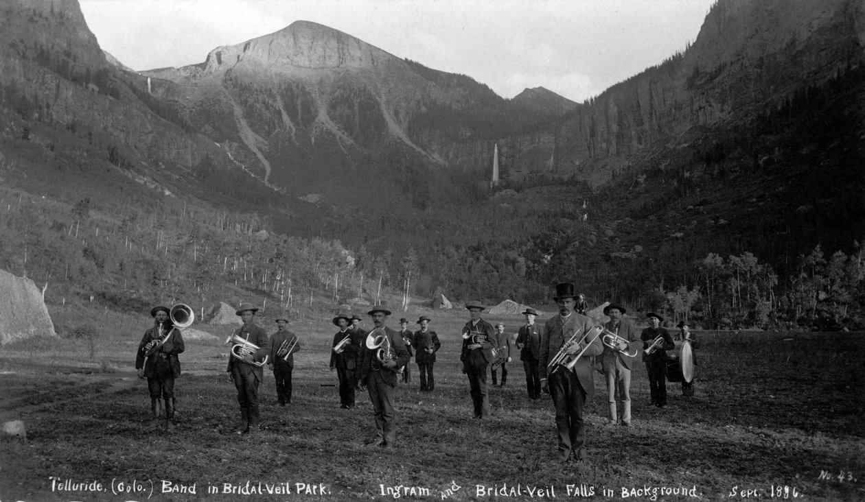 Banda de Telluride en el Parque Bridal Veil Ingram y las Cataratas Bridal Veil, 1886 de Charles Goodman