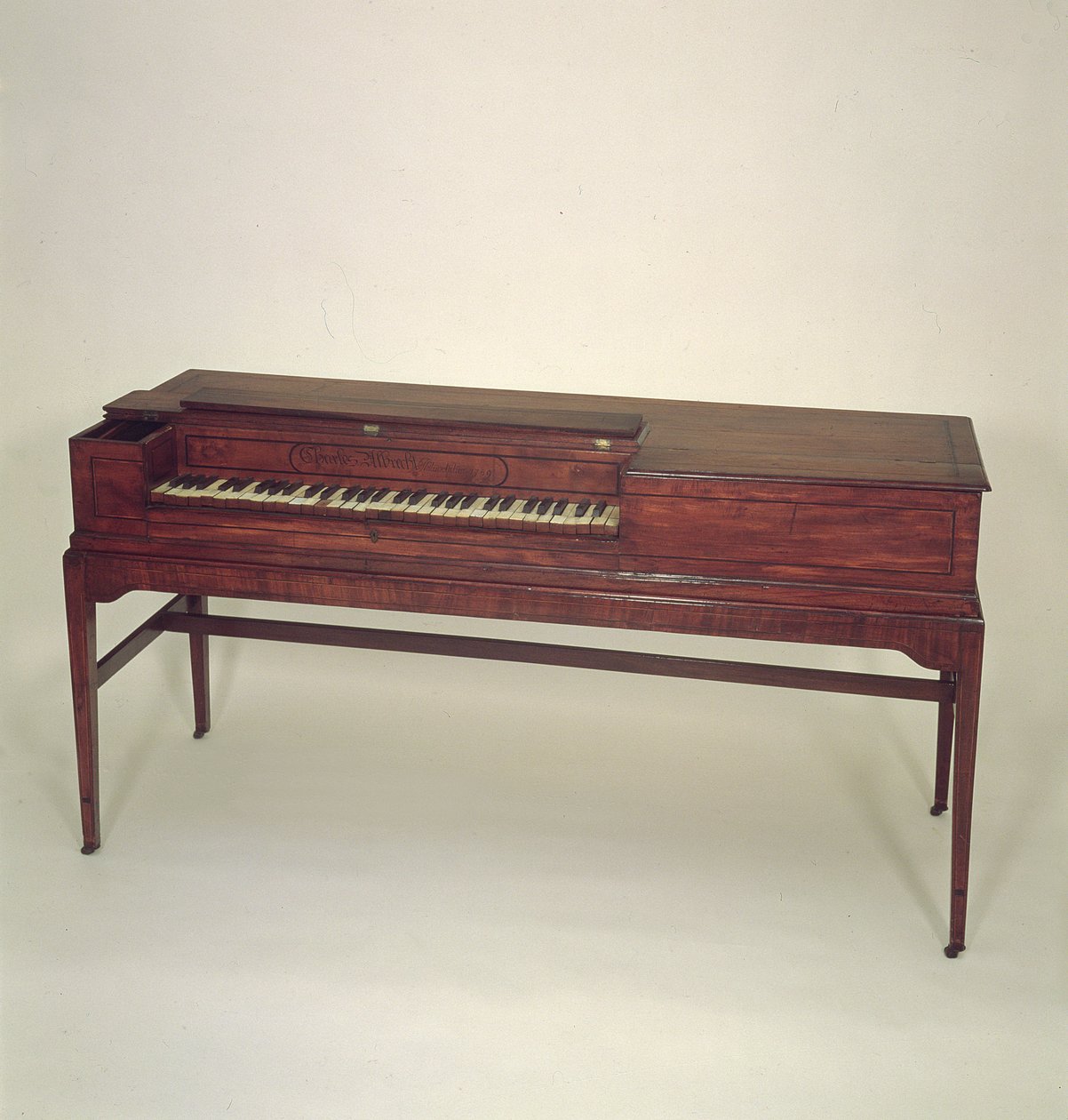 Piano, 1789 (madera) de Charles Albrecht