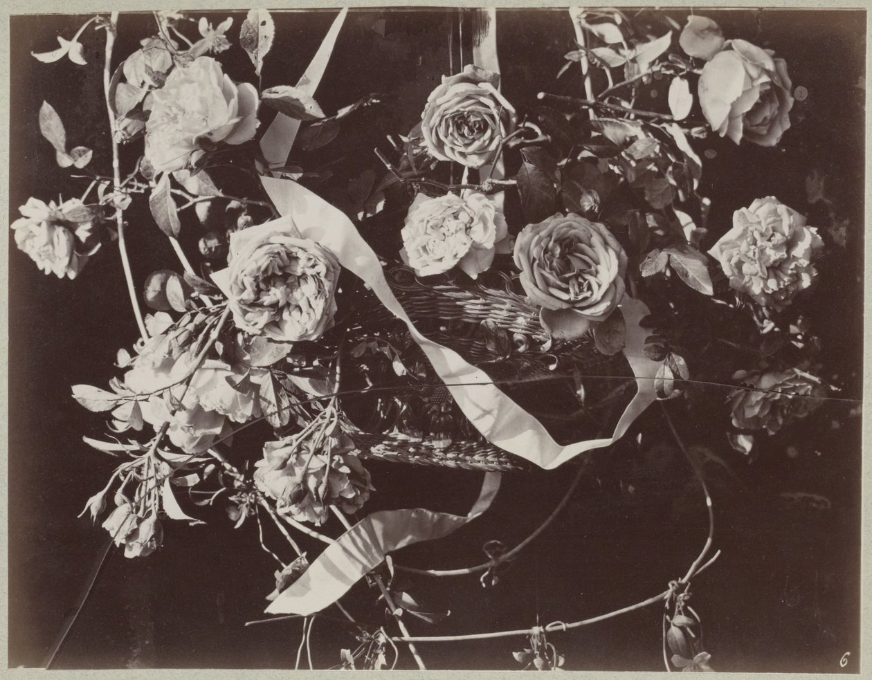 Estudio de flores con cesta y cintas. de Charles Aubry (manner of)