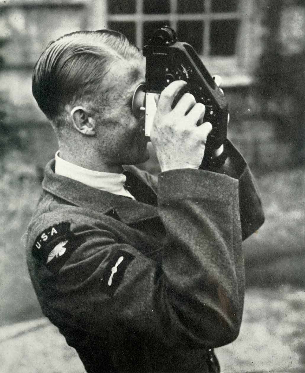 Aviador aprendiendo navegación durante la Segunda Guerra Mundial, 1941 de Charles Brown