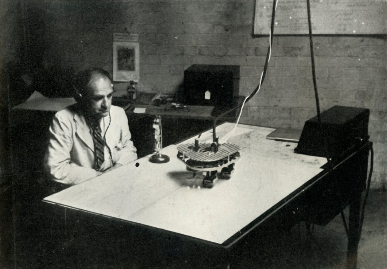 Puesto de control en una escuela de entrenamiento de vuelo de la RAF, 1941 de Charles Brown