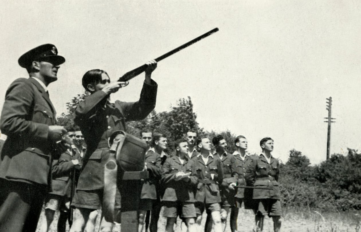 Personal de la RAF aprendiendo a disparar armas durante la Segunda Guerra Mundial, 1941 de Charles Brown