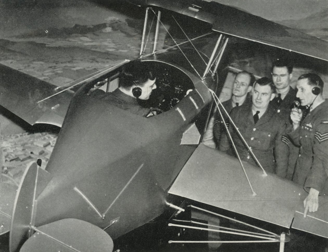 Personal de la RAF aprendiendo a volar en un simulador de vuelo durante la Segunda Guerra Mundial, 1941 de Charles Brown
