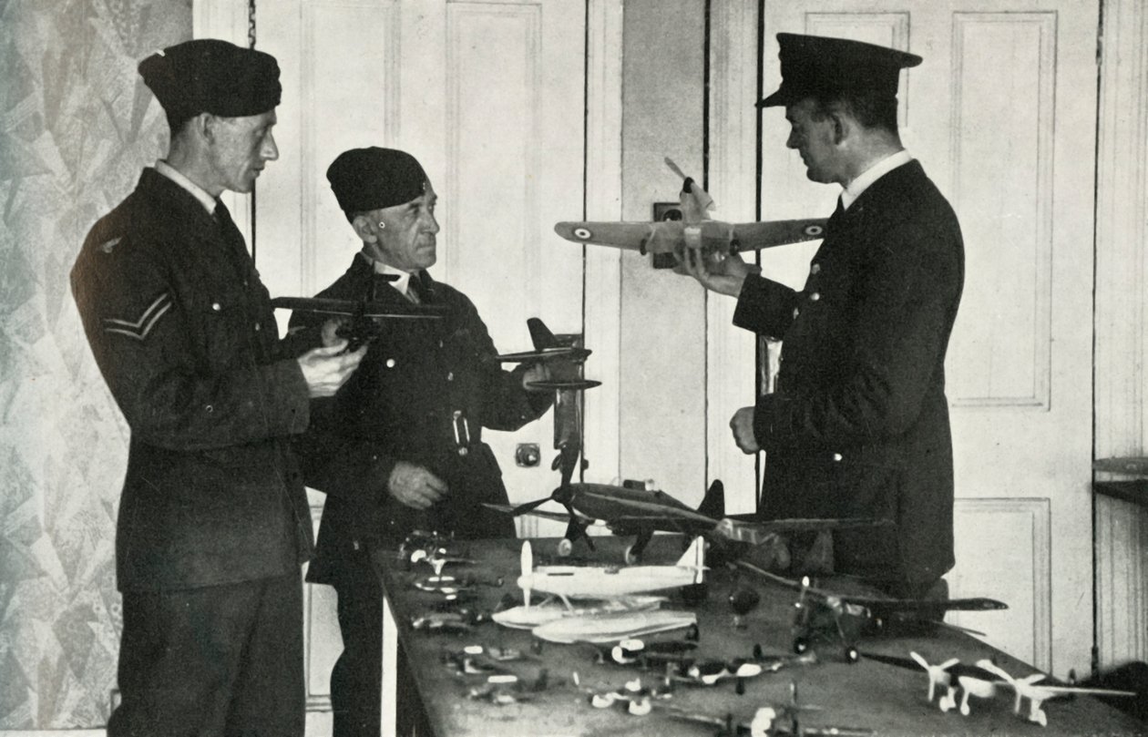 Personal de la RAF aprendiendo a identificar aviones durante la Segunda Guerra Mundial, 1941 de Charles Brown