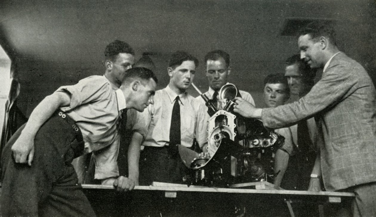 Personal de la RAF recibiendo instrucción de motores aeronáuticos, 1941 de Charles Brown