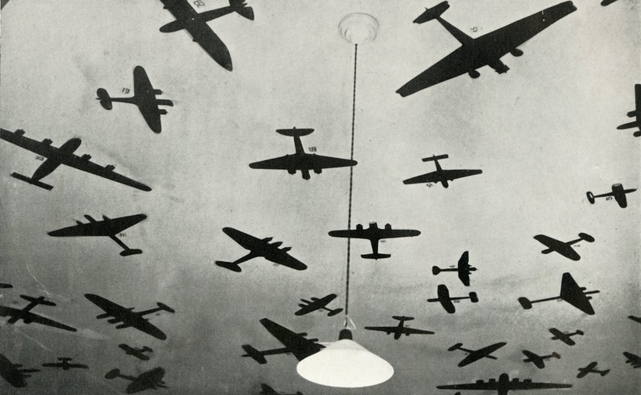 Siluetas de aviones militares...en una escuela de entrenamiento de la RAF durante la Segunda Guerra Mundial, 1941 de Charles Brown