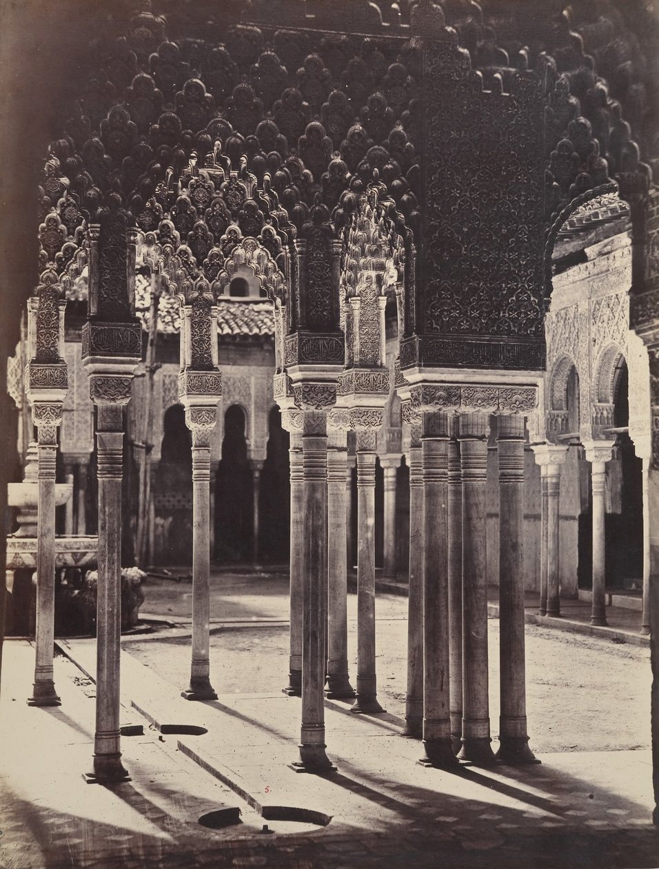 [El Patio de los Leones en la Alhambra, visto desde debajo del pórtico del templo], 1862 de Charles Clifford