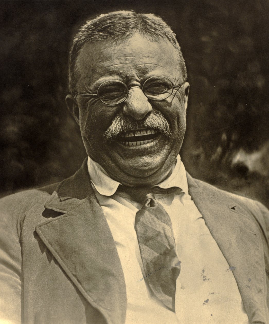 Theodore Roosevelt riendo, c.1910 (foto b/n) de Charles Duprez